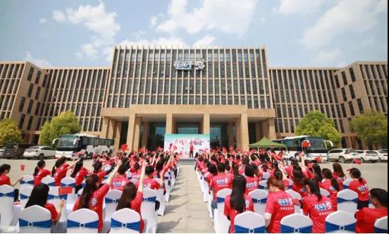 做白色的牛奶，創(chuàng)紅色的企業(yè)，花花牛乳業(yè)集團(tuán)青春歌會(huì)慶祝建黨100周年
