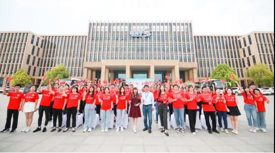 做白色的牛奶，創(chuàng)紅色的企業(yè)，花花牛乳業(yè)集團(tuán)青春歌會(huì)慶祝建黨100周年