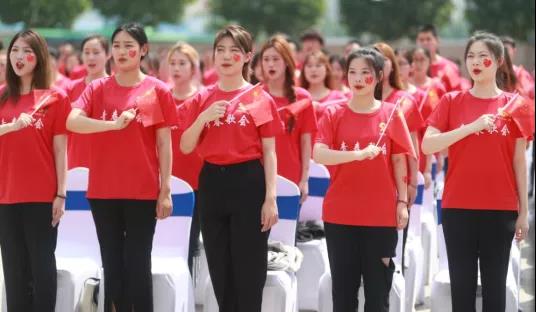 做白色的牛奶，創(chuàng)紅色的企業(yè)，花花牛乳業(yè)集團(tuán)青春歌會(huì)慶祝建黨100周年