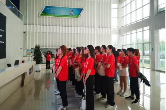 做白色的牛奶，創(chuàng)紅色的企業(yè)，花花牛乳業(yè)集團(tuán)青春歌會(huì)慶祝建黨100周年