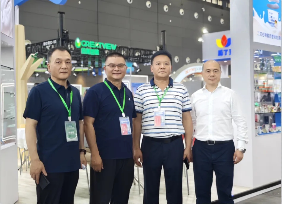花花牛乳業(yè)集團(tuán)黨委書記、董事長唐洪峰一行參加中國乳制品工業(yè)協(xié)會第三十次年會暨2024中國（國際）乳業(yè)技術(shù)博覽會