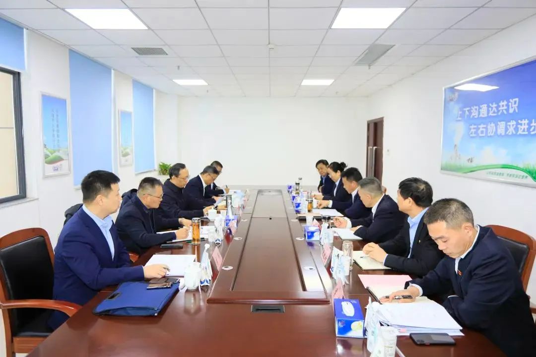 省政府國資委黨委書記、主任李濤一行到花花牛乳業(yè)集團調(diào)研