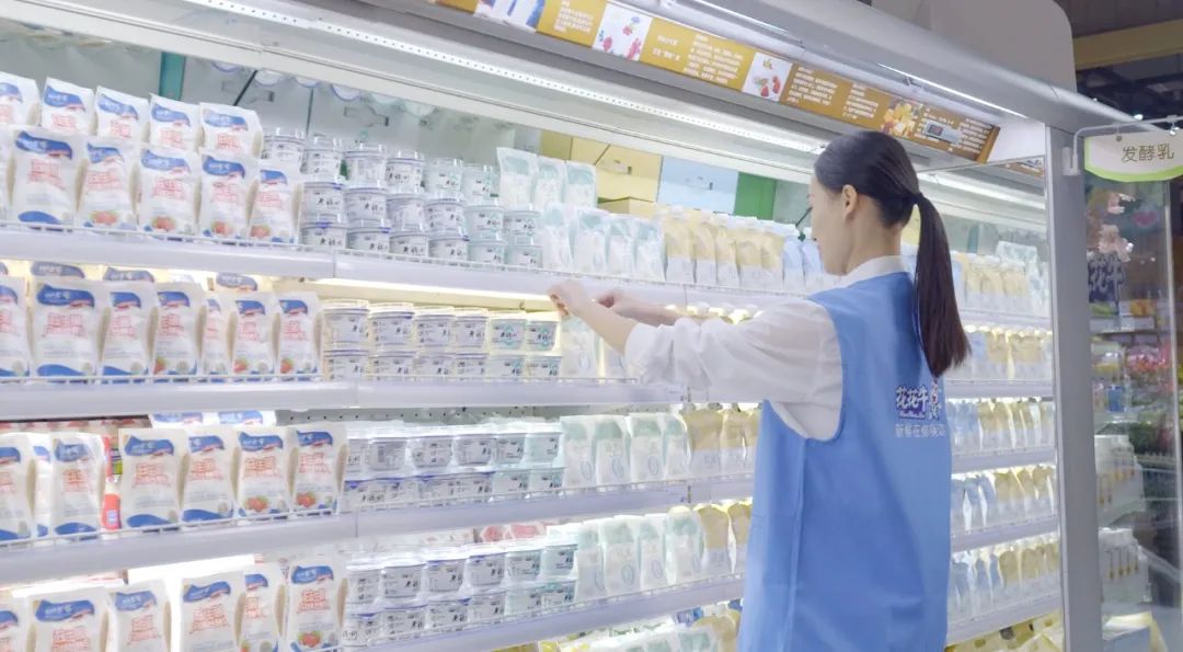 點(diǎn)贊！河南日報(bào)要聞02版——報(bào)道花花牛乳業(yè)集團(tuán)鄭州分公司乳制品生產(chǎn)場景，彰顯花花牛乳業(yè)集團(tuán)發(fā)展新活力