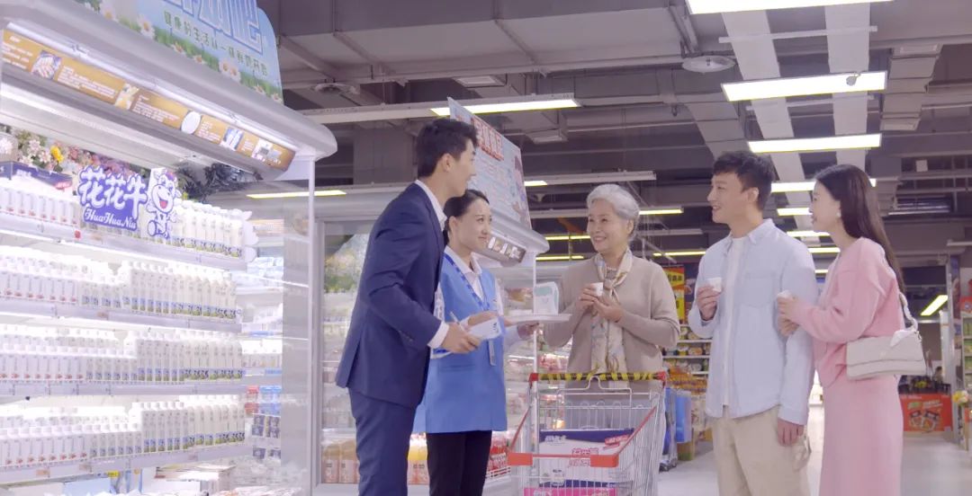 點(diǎn)贊！河南日報(bào)要聞02版——報(bào)道花花牛乳業(yè)集團(tuán)鄭州分公司乳制品生產(chǎn)場景，彰顯花花牛乳業(yè)集團(tuán)發(fā)展新活力