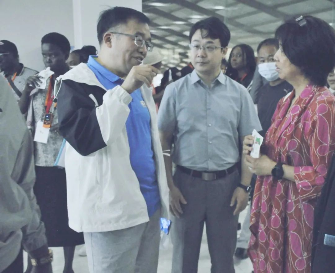 北京大學(xué)南南合作與發(fā)展學(xué)院教授、全球伙伴關(guān)系主任周詠梅一行蒞臨花花牛平輿瑞亞牧業(yè)參觀調(diào)研