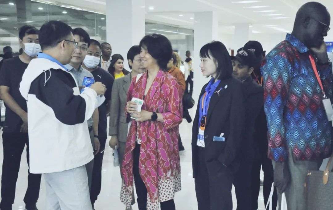 北京大學(xué)南南合作與發(fā)展學(xué)院教授、全球伙伴關(guān)系主任周詠梅一行蒞臨花花牛平輿瑞亞牧業(yè)參觀調(diào)研