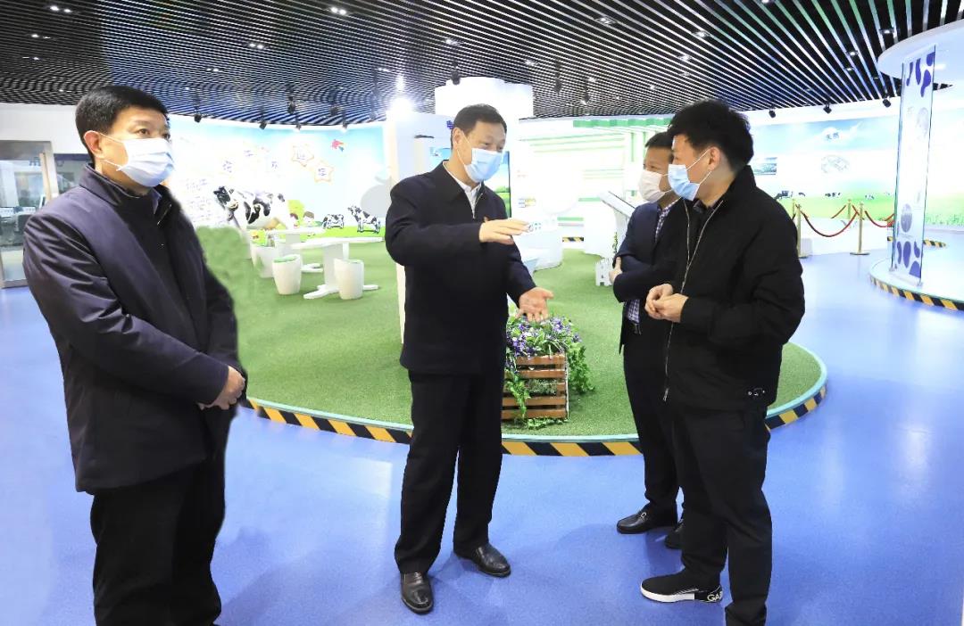 河南省委農(nóng)辦主任、農(nóng)業(yè)農(nóng)村廳廳長申延平一行調(diào)研河南花花牛乳業(yè)集團(tuán)