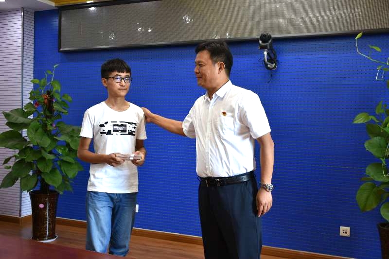 花花牛濟(jì)困解難，助力學(xué)子圓夢(mèng)香江