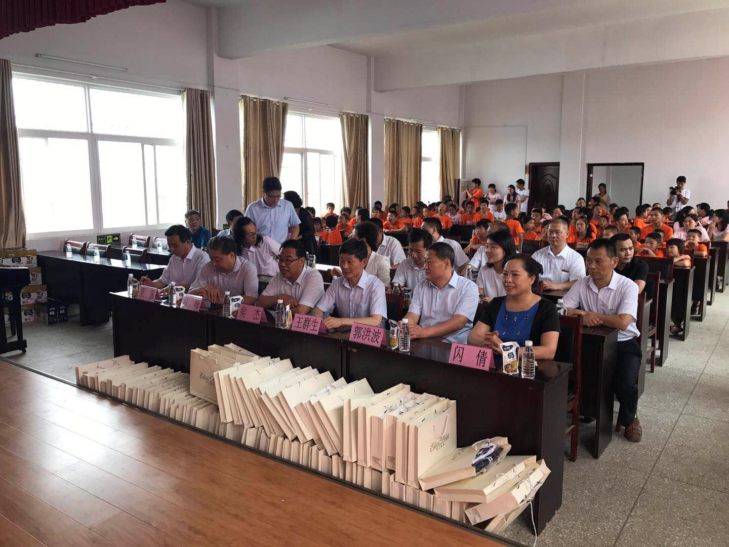 “關愛特殊兒童，讓愛灑滿人間—花花牛乳業(yè)集團2018中國小康牛奶行動” 公益助學泌陽捐贈儀式