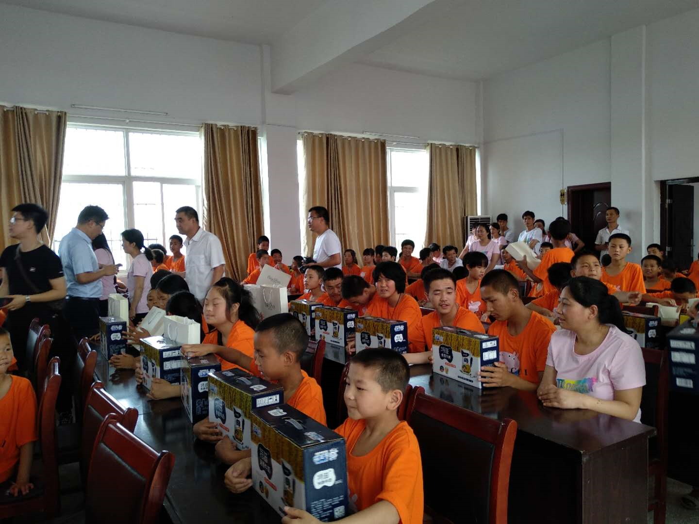 “關愛特殊兒童，讓愛灑滿人間—花花牛乳業(yè)集團2018中國小康牛奶行動” 公益助學泌陽捐贈儀式