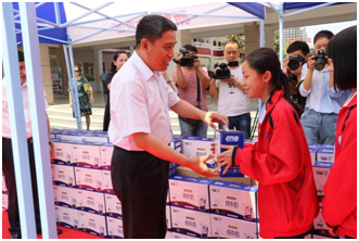 “健康中原，牛奶伴您行——花花牛乳業(yè)集團(tuán)2018中國(guó)小康牛奶行動(dòng)” 公益助學(xué)啟動(dòng)儀式隆重舉行
