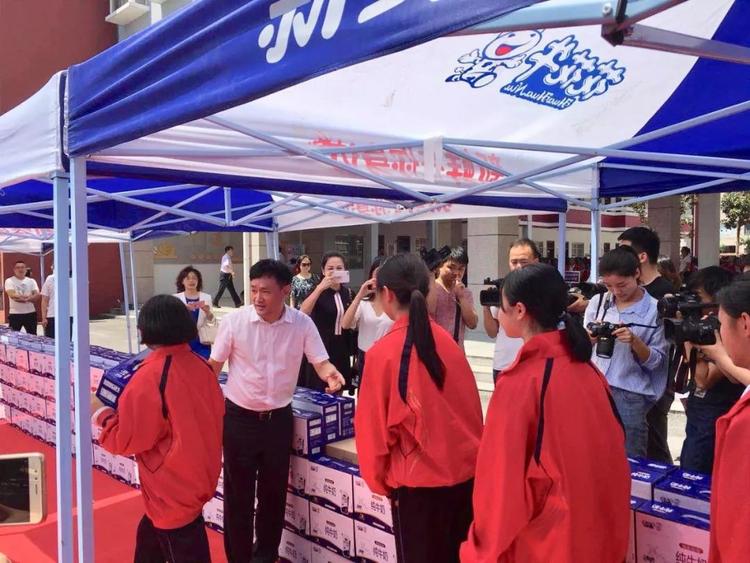 “健康中原，牛奶伴您行——花花牛乳業(yè)集團(tuán)2018中國(guó)小康牛奶行動(dòng)” 公益助學(xué)啟動(dòng)儀式隆重舉行