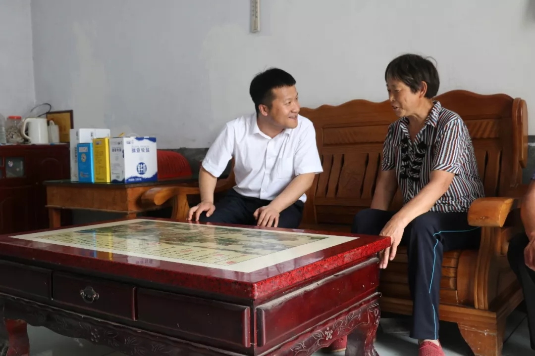 花花牛乳業(yè)集團(tuán)走訪慰問貧困戶 結(jié)對幫扶暖人心 花花牛乳業(yè)集團(tuán)走訪慰問貧困戶 結(jié)對幫扶暖人心