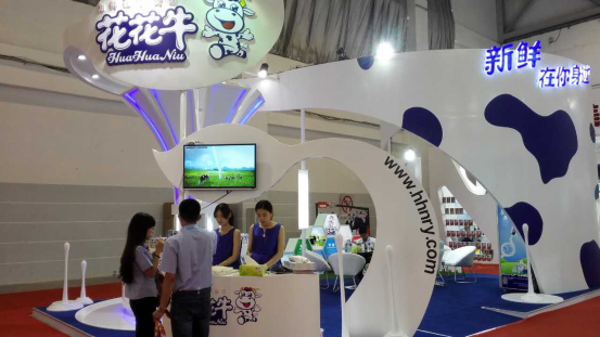 花花牛牛氣沖天！農(nóng)業(yè)部長(zhǎng)品嘗“領(lǐng)暢”點(diǎn)贊，又獲國(guó)際奶業(yè)平臺(tái)青睞