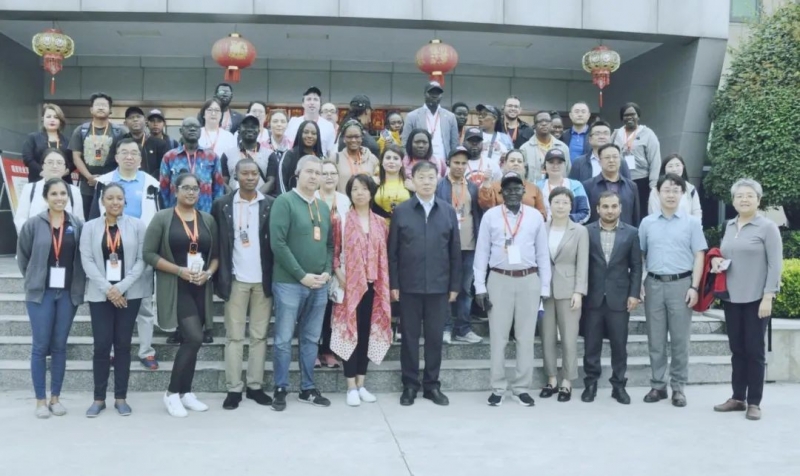 北京大學(xué)南南合作與發(fā)展學(xué)院教授、全球伙伴關(guān)系主任周詠梅一行蒞臨花花牛平輿瑞亞牧業(yè)參觀調(diào)研