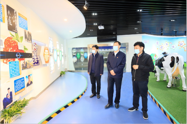 河南省委農(nóng)辦主任、農(nóng)業(yè)農(nóng)村廳廳長(zhǎng)申延平一行調(diào)研河南花花牛乳業(yè)集團(tuán)