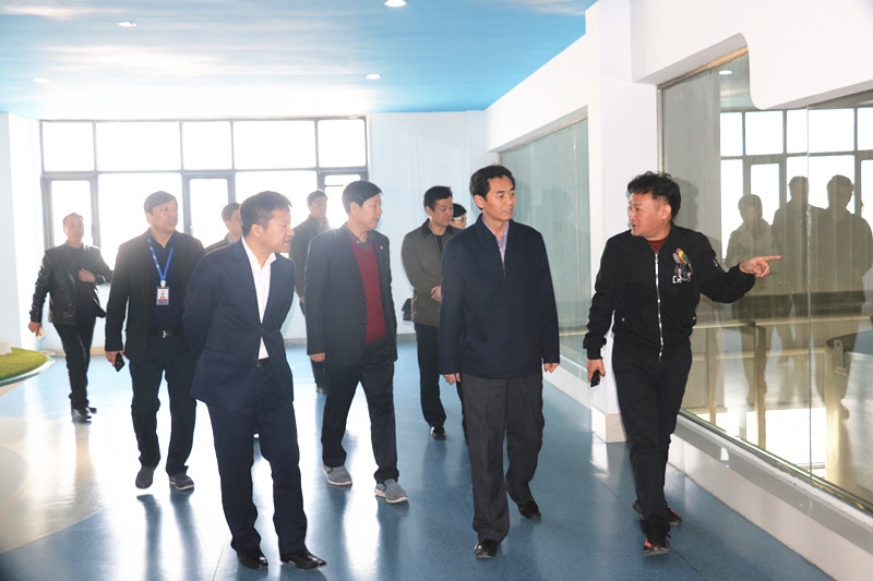 封丘縣縣長王獻(xiàn)臣一行蒞臨花花牛集團(tuán)養(yǎng)殖、乳品事業(yè)部參觀調(diào)研