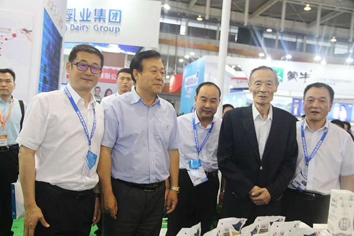 花花牛亮相第八屆中國奶業(yè)大會，又獲農(nóng)業(yè)部長一聲贊！