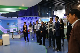 鄭州市二七區(qū)區(qū)委、統(tǒng)戰(zhàn)部部長(zhǎng)王玉紅蒞臨花花牛生物科技有限公司參觀指導(dǎo)